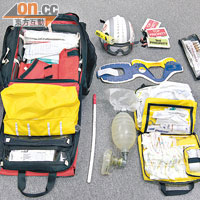拯救隊出動前準備好拯救袋，齊備各種已消毒醫療用品。