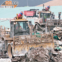 立法會工務小組今日審議三個堆填區擴建撥款，將軍澳堆填區擴建申請面臨否決。（資料圖片）