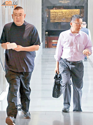 劉鑾雄（左）昨日健步如飛，但拒回應為何不出庭。