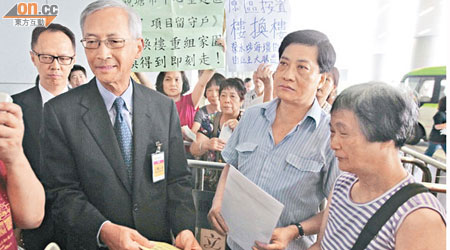 蘇慶和昨日到達立法會時遇上團體抗議，他接收抗議信及了解他們的訴求。（高嘉業攝）