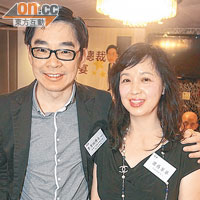 梁世華太太吳翠珍（右）望老公退休好耐，廠商會副會長李秀恒（左）都戥佢開心。