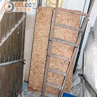通往天台的唐樓樓梯，放置多塊大型木板及木梯。
