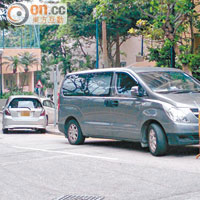 不少私家車違例停泊在宿舍範圍內的緊急車輛通道上。(讀者提供)