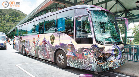 肇事穿梭巴士車頭損毀，擋風玻璃爆裂。
