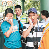 受傷菲律賓籍遊客用手掩着面部。