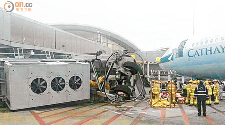 香港國際機場今年四月初發生罕有的機橋倒塌事故，導致一名地勤人員需送院救治。