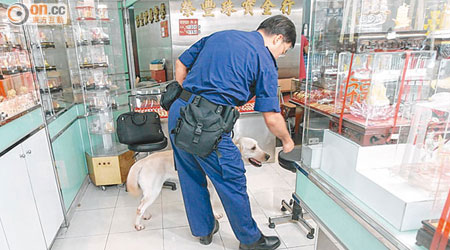 警員帶同警犬到場搜捕。（馬竟峯攝）
