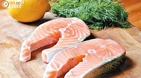 三文魚等魚油含多元不飽和脂肪酸，有助降低患乳癌風險。