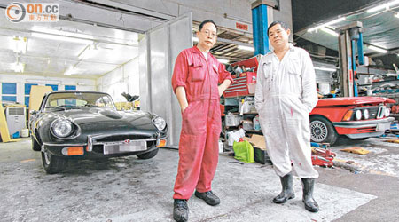 強哥（左）及謝偉強（右）同於畢拉山道經營車房逾廿年。