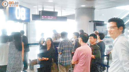 香港航空一班由北京返港的航班延誤，期間乘客一度鼓譟。