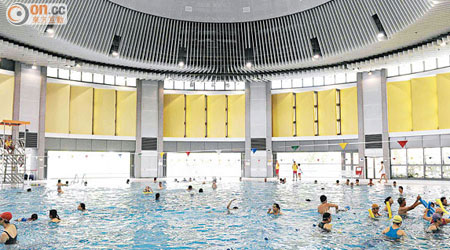 糅合環保、節能、田園概念的屯門西北游泳池。