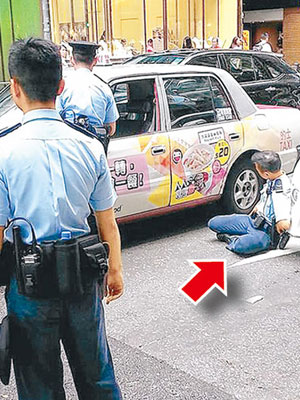 被的士倒後鏡撞傷的警員（箭嘴示），倒地後挨在私家車旁。 （互聯網圖片）