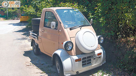 近日在龍鼓灘北朗村出現的農夫車，車斗載有五車胎。（羅錦鴻攝）