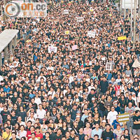 ○三年有五十萬人上街，有政黨認為今日的遊行人士會直逼此數。