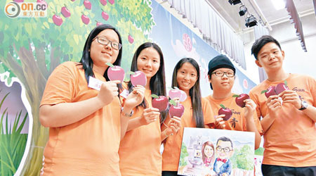 「新來港學生升讀大學獎學金計劃」頒獎禮昨日舉行。左一為譚鳳娟、右二為吳金濤。（李寶怡攝）