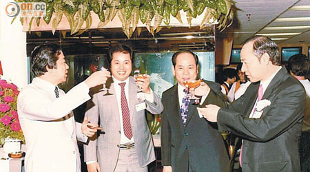 張華峰（左二）年紀輕輕就創業，原來係因為佢夠勤力乜都肯學。（受訪者提供）