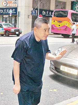 以病為由拒出庭的劉鑾雄，昨午健步如飛往灣仔午膳。
