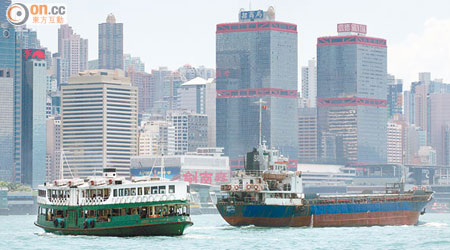 本港海上交通頻繁，船長駕駛能力與經驗對海上安全有直接影響。（蘇文傑攝）