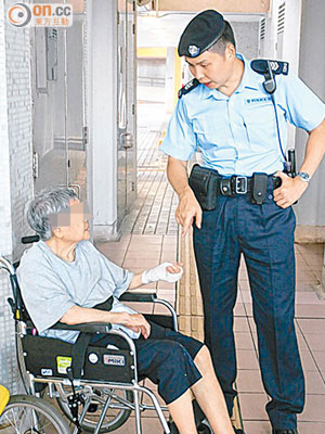 警員向老婦查問。（梁國雄攝）