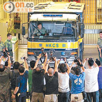 陳振聰坐囚車離開時，大批傳媒追訪。