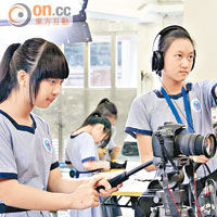 導演許心妍（左）專注地記錄同學排演話劇的過程。（受訪者提供）