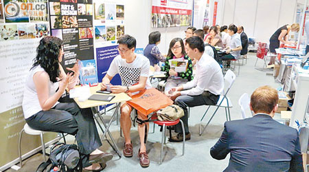 一連兩天的香港國際教育展昨於會展舉行，人流不絕。（黃卓然攝）