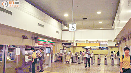 港鐵透過翻新工程將現時火炭站兩個車站大堂連接起來。（潘嘉寶攝）