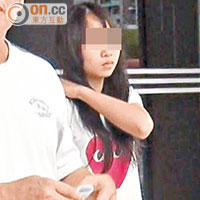 其中一名被捕少女由父親接走。（黃君堡攝）