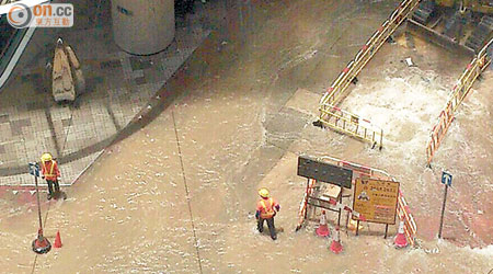晏頓街食水管爆裂湧出大量食水，街道一片汪洋。 （讀者提供）