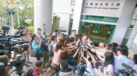 郭妤淺昨承認其中一罪後，與唐英年離開時被大批傳媒包圍追訪。