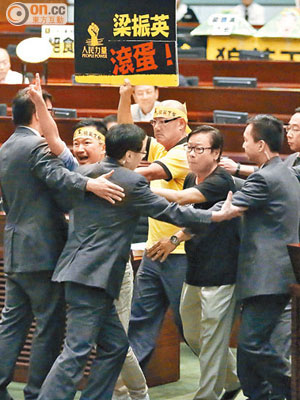 黃毓民等三名議員因先後高叫口號被立法會主席曾鈺成逐離場。