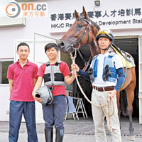 （左起）呂卓賢、莫綺汶、黃俊均透過賽馬會見習學員加入賽馬競技行業。