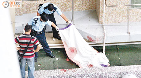 男子跳樓死亡，警員用白布遮蓋屍體。（張世洋攝）