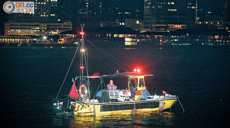 消防船通宵在維港海面搜索失蹤女子。（沈厚錚攝）