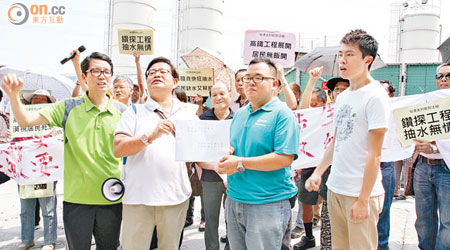 鄺俊宇（右一）及黃偉賢（左一）與村民向港鐵代表（右二）遞交請願信。