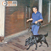 警員帶同警犬到場調查。