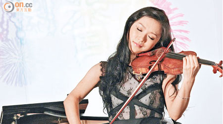 著名中國小提琴家文薇演奏精彩一曲，全場掌聲雷動。