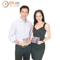 名模Jocelyn與丈夫Anthony都對大會贈送嘅CD造型朱古力紀念品愛不釋手。