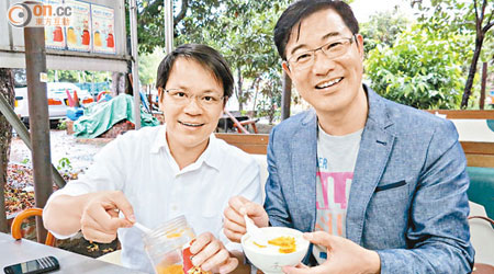 陳克勤（左）每次去林村做完嘢都會食碗豆腐花，右為大埔區議員林泉。（李惠攝）