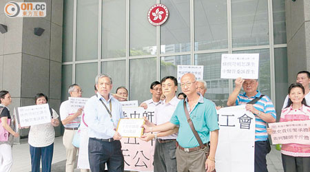 香港中醫師權益總工會約二十人，昨到政府總部門外請願。（麥凱盈攝）