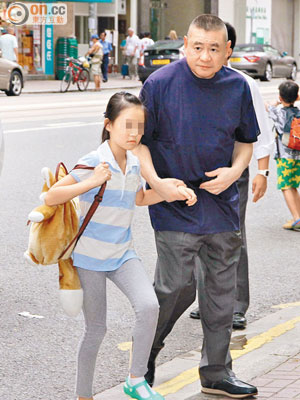 劉鑾雄昨日神情輕鬆，拖着女兒到灣仔富豪飯堂午膳。