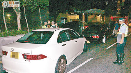 警方在龍翔道拖走懷疑非法改裝的私家車檢驗。（王偉安攝）