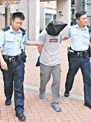 涉嫌強姦女友人的男子由警員帶走。（張世洋攝）