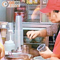 本港有台式飲品店職員調製珍珠奶茶時，未有戴上口罩及手套。
