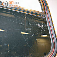 救護車車窗玻璃爆裂。（楊偉嶽攝）