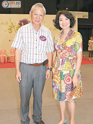 健康快車副主席李少光（左），與創會主席方黃吉雯（右）齊欣賞武術匯演。（溫國佳攝）