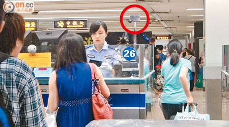 深圳執法部門在入境櫃位加裝了警報系統，水貨客一日過境三次會亮起紅燈（圓圈示）。（本報記者攝）
