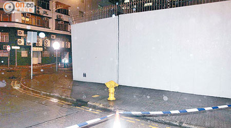 警方昨晚用膠帶圍封圍牆對出一段行人路。（夏國威攝）