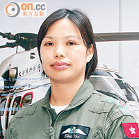 飛行服務隊首位女機師甄淑賢駕直升機參與拯救。