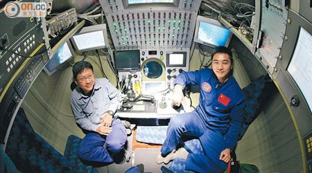 邱建文（左）與潛水員上月在「蛟龍號」內展開深海考察。